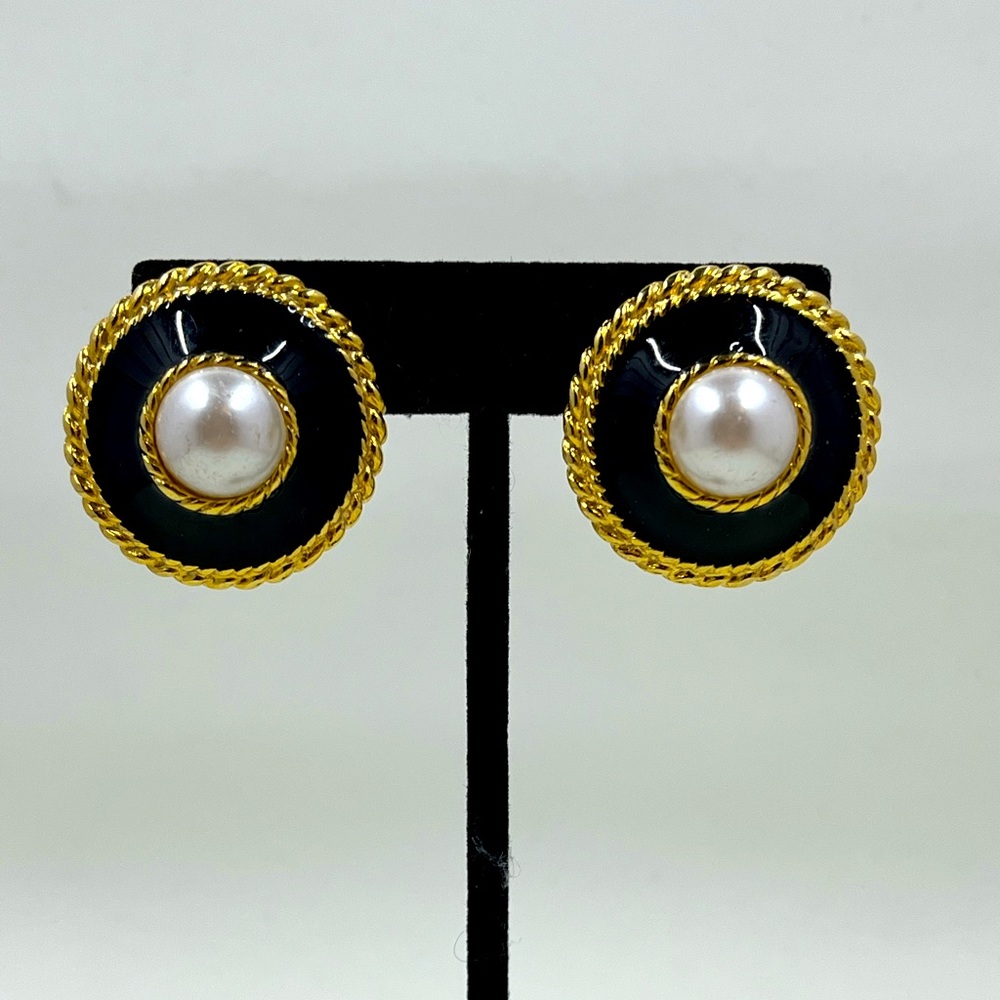 Gorgeous Vintage Pearl and Black Enamel Gold Clip On Earrings